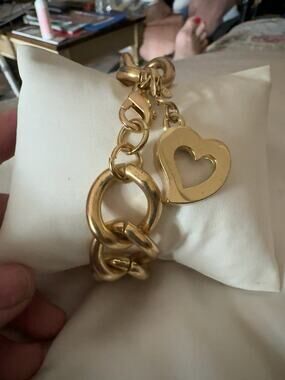 RMN Roman Chunky Gold Tone Link Bracelet Open Heart Charm Heavy Statement 8”
